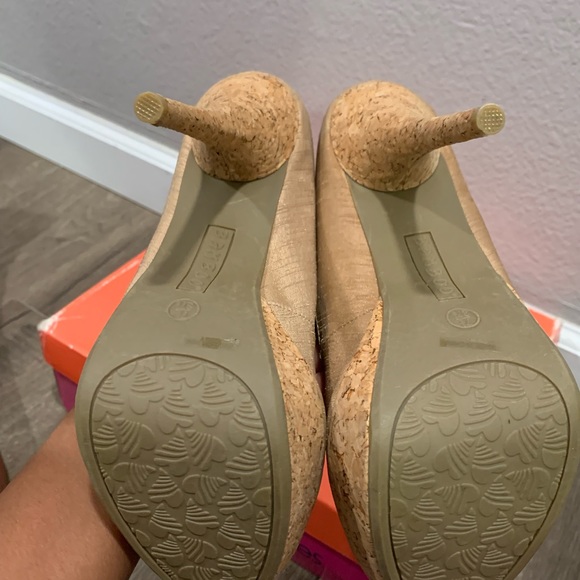 Tan Heels, size 7.5, never worn - Picture 2 of 3
